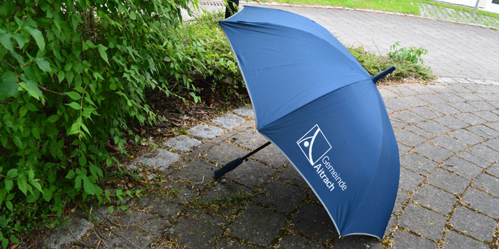 Blauer Regenschirm mit "Gemeinde Aitrach" Aufdruck